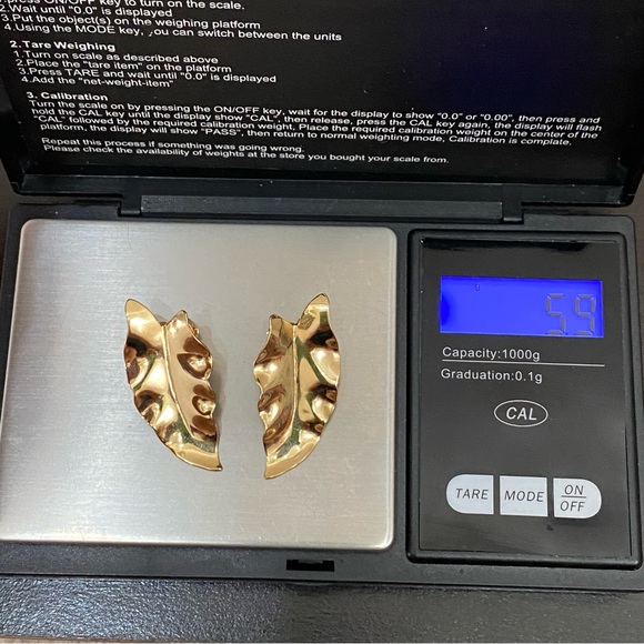 Vintage Unsigned Gold-tone Leaf Lightweight Clip On Earrings - Picture 8 of 10